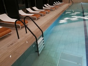 échelle inox résistance anticorrosion en immersion eau de mer piscine thalasso grâce à la plastification chatelaillon la rochelle