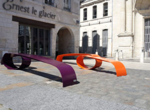 bancs metaliques ernest la rochelle mobilier urbain couleur orange violet
