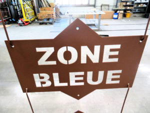 Signalisation urbaine zone bleue teinte mars rouille