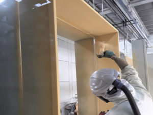 poudrage de précadre dans cabine de thermolaquage en nouvelle aquitaine teinte dorée