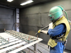 grenaillage et opération de décapage en cabine de grille chez qualicolor sud ouest