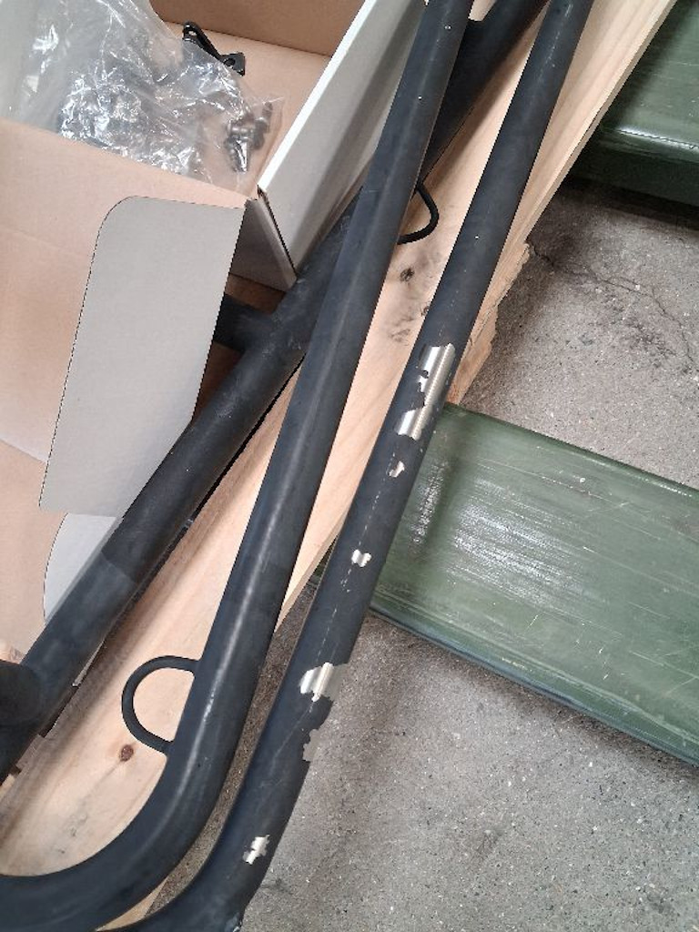 Une mauvais préparation de surface avant thermolaquage sur des pièces en inox conduit à des décollements de peinture