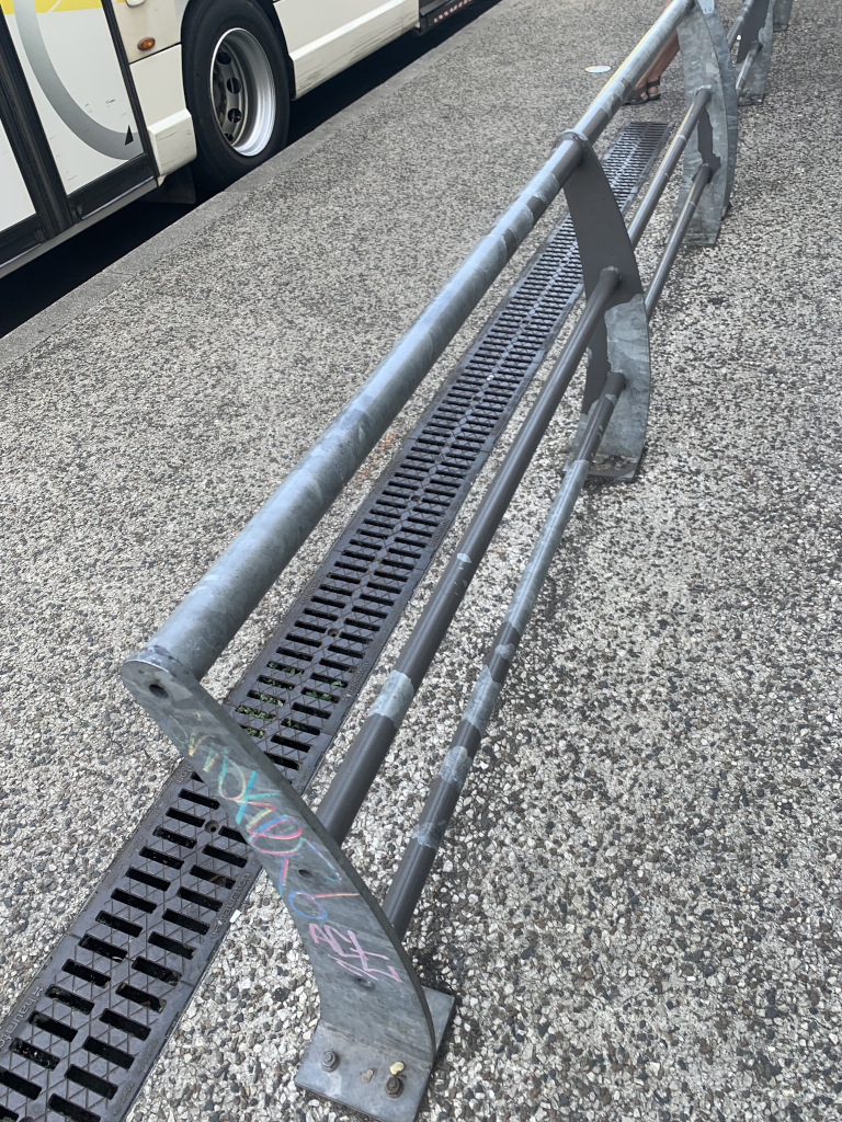 peinture thermolaquee qui se decolle sur une assise de bus en acier galvanise a chaud : choisissez le bon process pour éviter cela